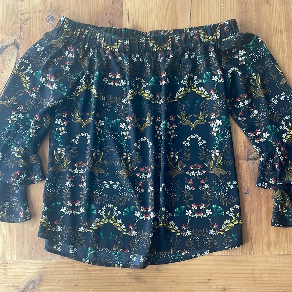 Very J- Off-shoulder top- M